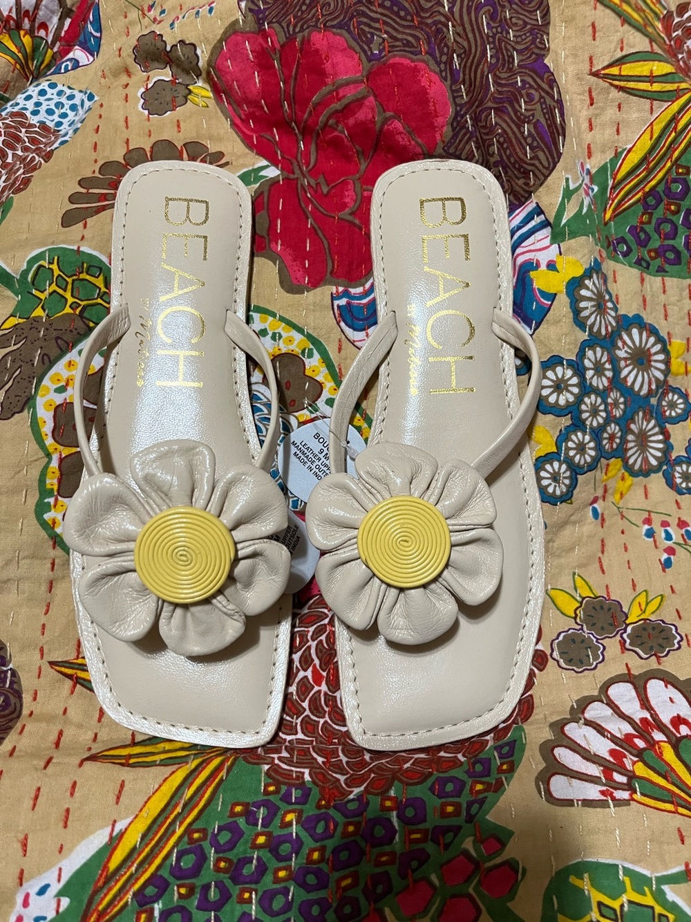 Beach by Matisse Beige Floral Toe-Post Sandals with Yellow Accent Flower. 9 NWT